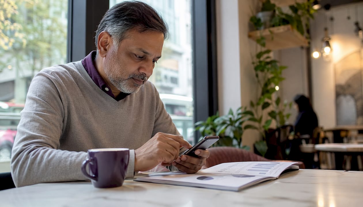 Man setting scorecard calendar reminder